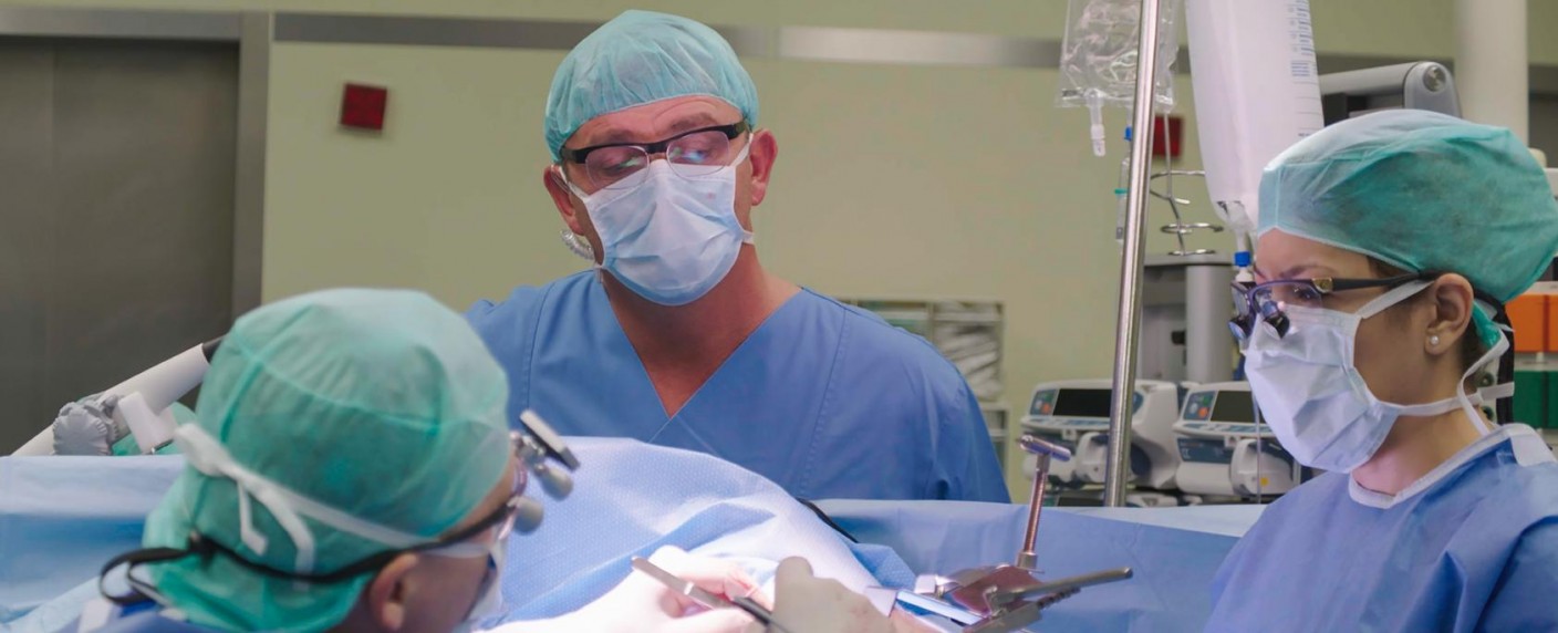 Hans Sigl („Der Bergdoktor“) begleitet Operation am offenen Herzen – Dokumentation „Die Herz-OP“ im Oktober auf TVNOW – Bild: RTL/​TVNOW