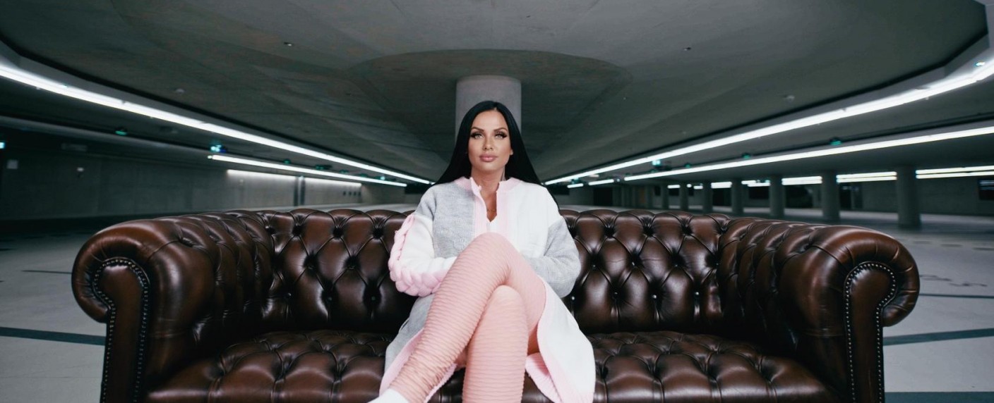 „Schwesta Ewa – Rapperin. Häftling. Mutter.“: Neue Dokureihe bei TVNOW – Sechsteilige Dokureihe über den Werdegang einer Musikerin – Bild: TVNOW