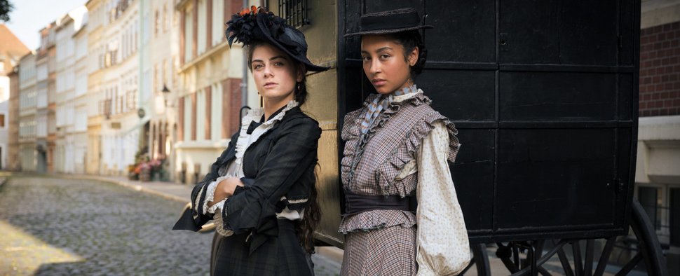 „Dolly“ mit Derya Akyol (l.) und Samirah Breuer (r.) – Bild: Netflix