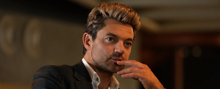 „Who the Hell Is Hamish?“: Dominic Cooper wird zum charismatischen Trickbetrüger – Drama nach realen Begebenheiten um den Untergang eines Gewohnheitsverbrechers – Bild: Vince Valitutti/Paramount+ Australia „Who the Hell Is Hamish?“: Dominic Cooper wird zum charismatischen Trickbetrüger – Drama nach realen Begebenheiten um den Untergang eines Gewohnheitsverbrechers – Bild: Vince Valitutti/Paramount+ Australia