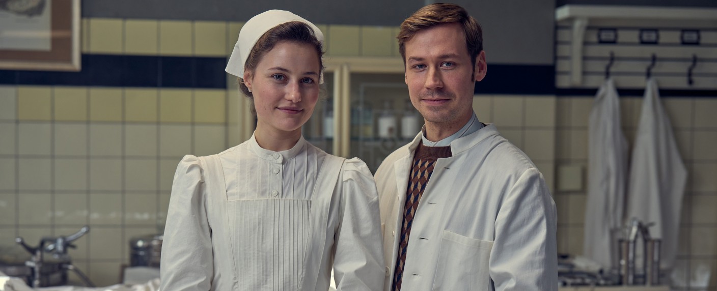 „Davos 1917“: Termin und weitere Details der neuen ARD-Eventserie enthüllt – Agenten und Intrigen gegen Ende des Ersten Weltkriegs – Bild: ARD Degeto/​SRF/​Amalia Film/​Contrast Film/​Letterbox Filmproduktion/​Frank Dicks