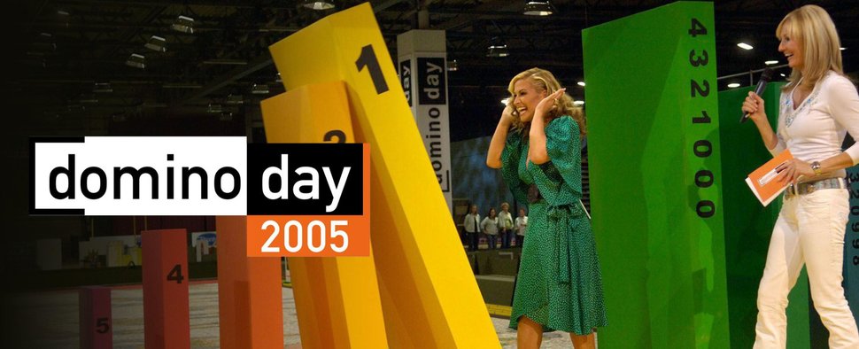 2005 setzte Sängerin Anastacia (l.) die Kettenreaktion beim „Domino Day“ in Gang. – Bild: RTL