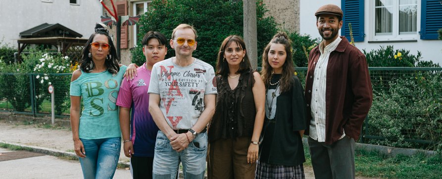 „Doppelhaushälfte“: Das passiert in Staffel 6 der ZDFneo-Erfolgsserie – Dreharbeiten zu neuen Folgen der Comedy gestartet – Bild: ZDF/​Leonie Krueger