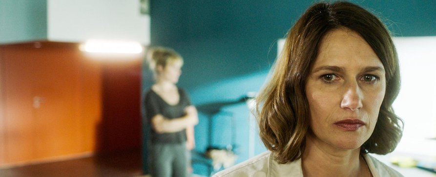 „Doppelleben“: Schweizer Miniserie feiert Deutschlandpremiere in One – Ein Mann, zwei Frauen, eine Tragödie – Bild: CAB/​RTS