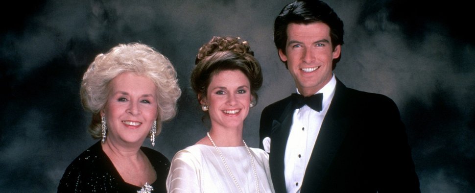 Doris Roberts (l.) mit ihren Kollegen Stephanie Zimbalist und Pierce Brosnan in „Remington Steele“ – Bild: NBC