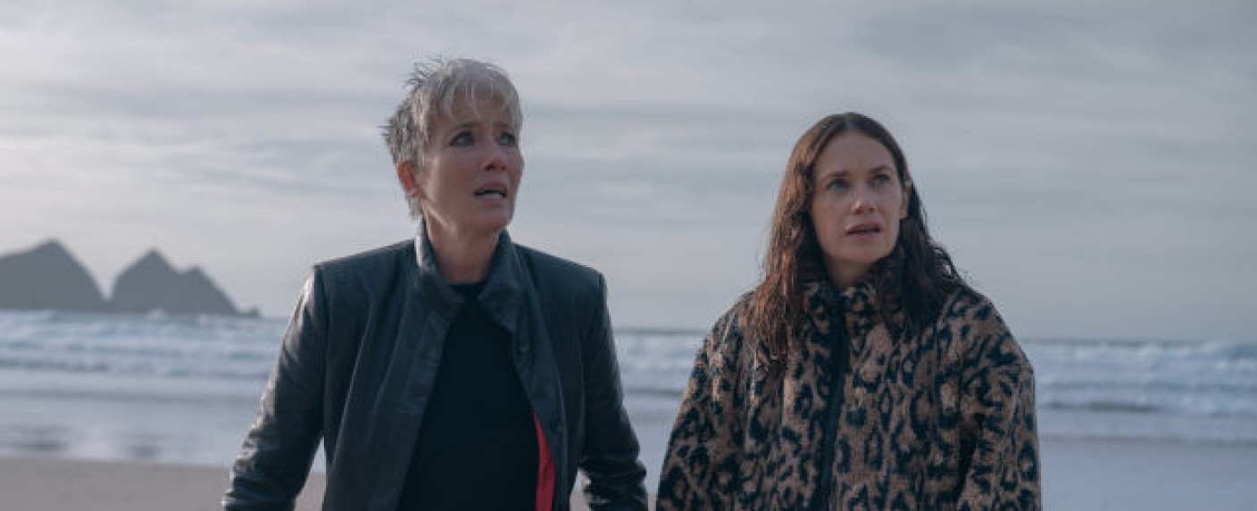 „Down Cemetery Road“: Emma Thompson und Ruth Wilson brillieren als ungleiches Ermittlerinnenduo – Review – Spannende Apple-Miniserie nach Roman des „Slow Horses“-Autors – Bild: Apple TV