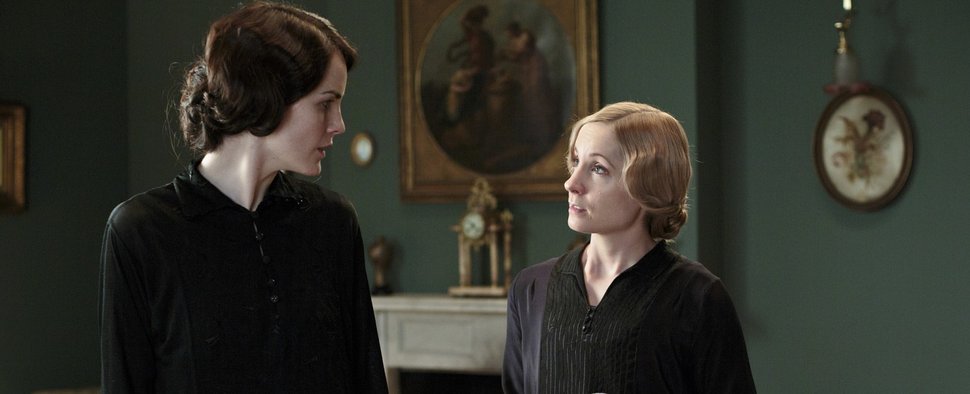 „Downton Abbey“: Lady Mary (Michelle Dockery) und Dienerin Anna (Joanne Froggatt) – Bild: NBC Universal / ZDF