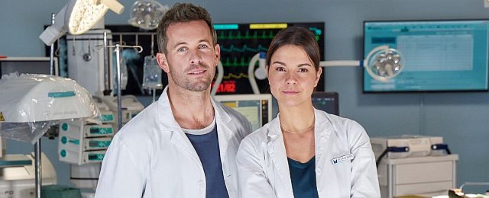Jan Hartmann als Dr. Alex Rode und Susan Hoecke als Dr. Laura Seifert in „Lifelines“ – Bild: RTL