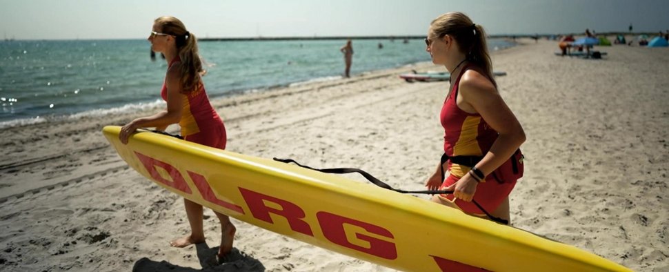 Dr. Bea Müller und Sanitäterin Noemi Waldhauer im Einsatz bei „Feuer, Wasser, Erde, Luft“ – Bild: RTL
