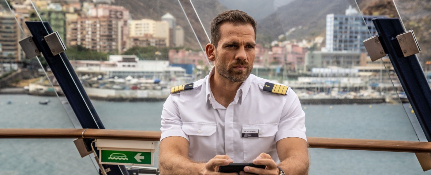 Quoten: Durchwachsener Auftakt für den „Schiffsarzt“, Verluste für „And Just Like That …“ – König-Charles-Doku im ZDF bei Jüngeren beliebt, „Navy CIS“ und Co. überzeugen in Sat.1 – Bild: RTL /​ UFA FICTION /​ Wolfgang Ennenbach