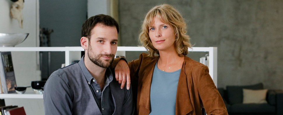 Henrik Mertens (Matthias Weidenhöfer) und Dr. Katrin Stoll (Valerie Niehaus) sind „Die Spezialisten“ – Bild: obs/ZDF/Richard Hübner