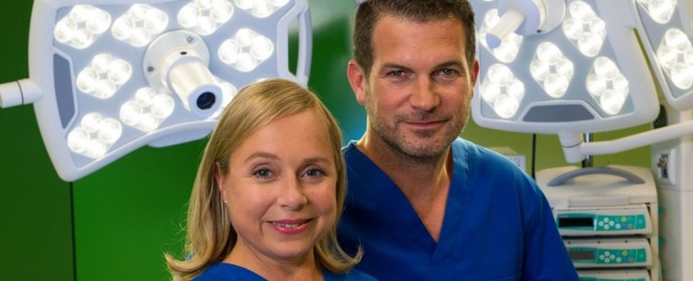 Dr. Klein (ChrisTine Urspruch) erhält in der fünften Staffel Verstärkung von Dr. Benno Haas (Simon Böer) – Bild: obs/ZDF/Markus Fenchel