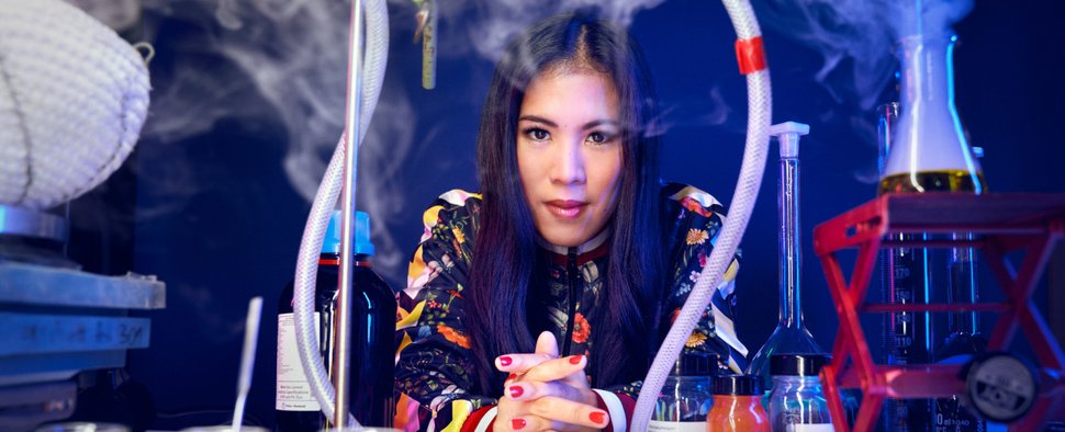 Dr. Mai Thi Nguyen-Kim schaut wieder genauer hin. – Bild: ZDF/Jens Koch