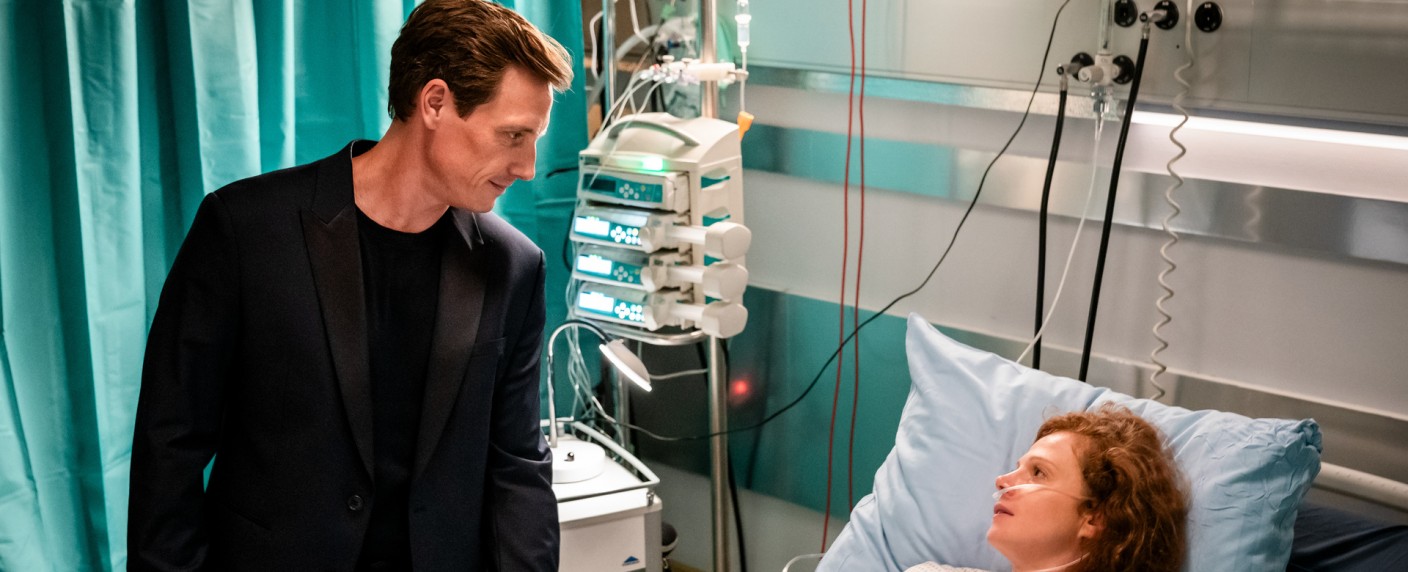 Quoten: „Dr. Nice“ kehrt gut zurück, aber „Tatort“ bei Jung und Alt nicht zu schlagen – Verluste für „Yes we camp!“, ProSieben und RTL punkten mit Spielfilmen – Bild: ZDF/​Stephan Rabold