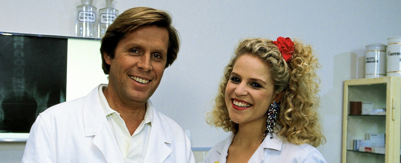 RTLplus feiert Jubiläum von „Dr. Stefan Frank“ an Pfingsten – Comedyserie „Bernds Hexe“ zurück im Programm – Bild: TVNOW/​Elke Werner