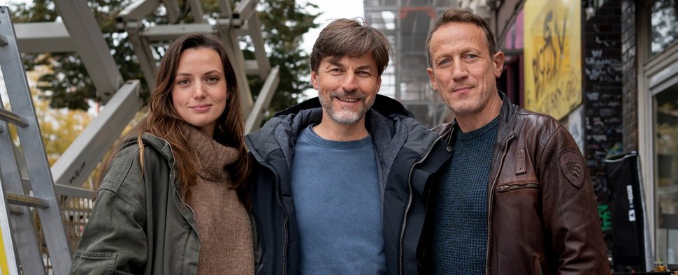 Drehstart am „Tatort“ (v.l.): Gaite Jansen, Regisseur Hans Steinbichler und Wotan Wilke Möhring – Bild: NDR/Georges Pauly