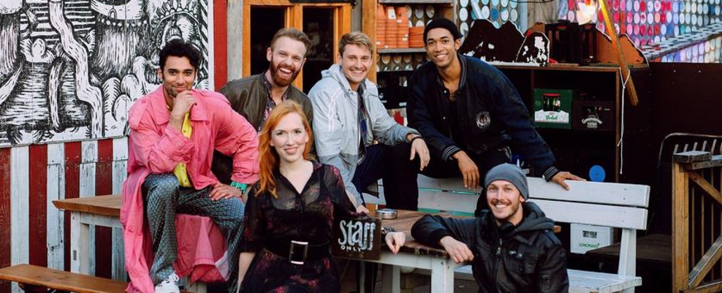 ARD-Vorschau: Diese Serien kommen demnächst in die Mediathek – LGBTQI-Dramedy „All you need“, Comedy „Spätzle Arrabiata“ und „Ausgebremst 2“ mit Maria Furtwängler – Bild: ARD Degeto/​Andrea Hansen