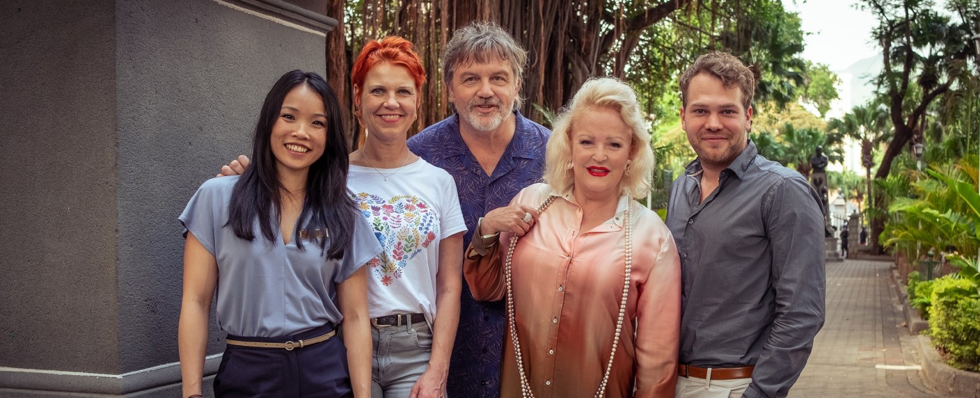 „Club Las Piranjas“: Drehstart zur Serienfortsetzung mit Hape Kerkeling – Miniserie zur Kultkomödie aus den 1990er Jahren – Bild: RTL/​Ravi Gajjar