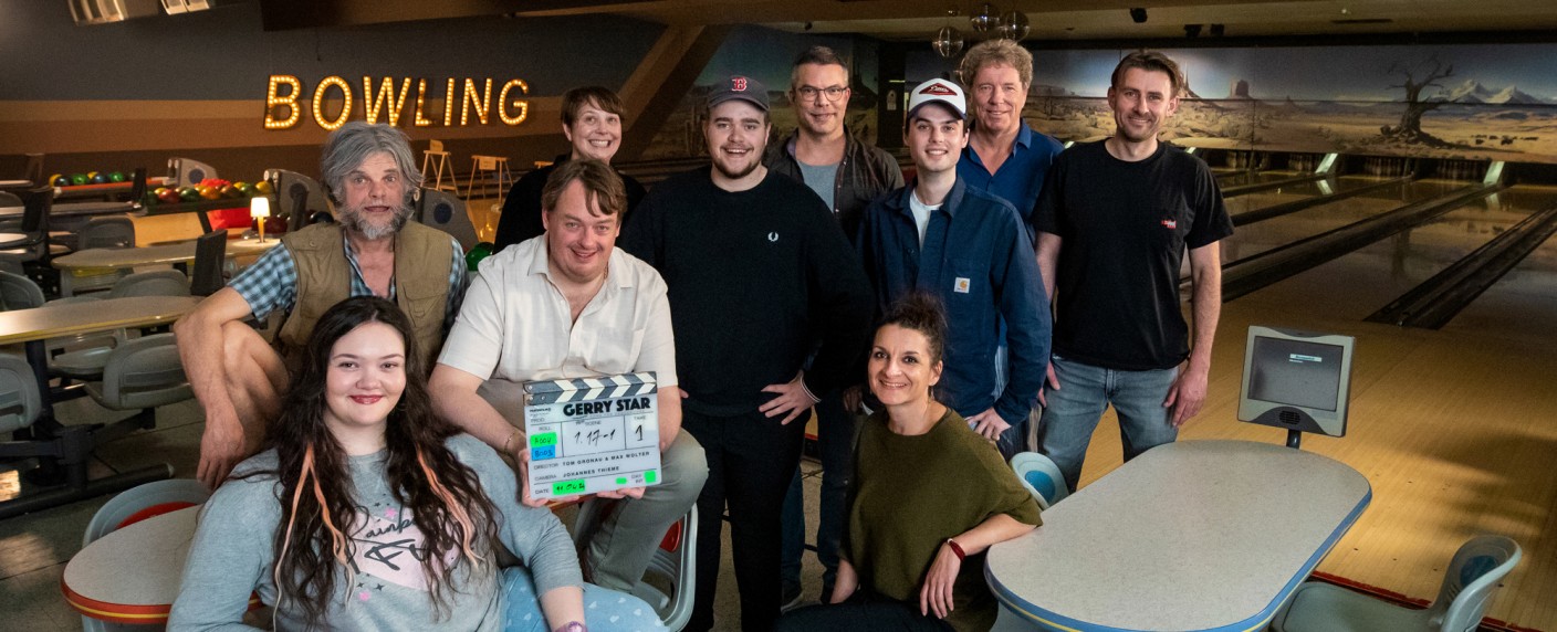 „Gerry Star“: Drehstart für neue Comedy von „Die Discounter“-Machern – Sascha Nathan, Robert Stadlober und Lars Rudolph in Amazon-Serie dabei – Bild: Amazon/​Judith Stehlik