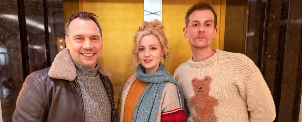 Drehstart für „Der erste letzte Tag“ mit Sebastian Fitzek, Sarah Mahita und Christoph Schechinger (v. l.) – Bild: Amazon/Ziegler Film