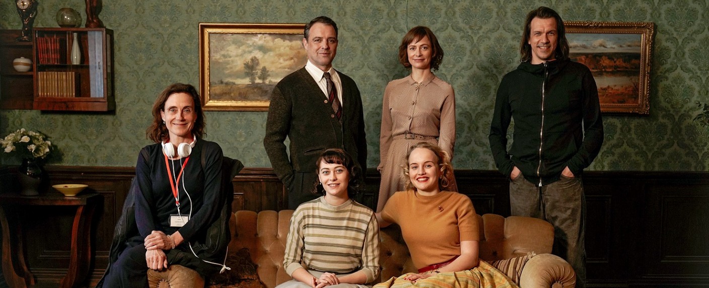 „Bonn“: Dreharbeiten für neue ARD-Miniserie gestartet – Konkurrenzkampf zweier Geheimdienste in den 1950er Jahren – Bild: ARD/​Odeon Fiction/​Zuzana Panská