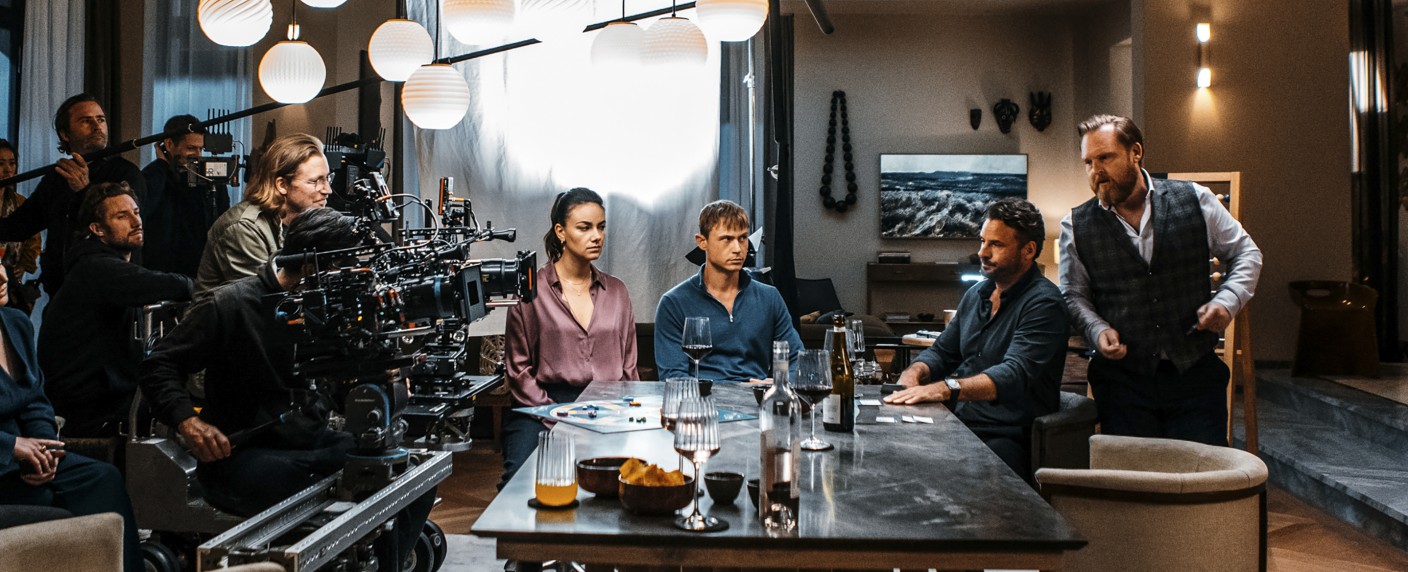 Netflix lädt mit Axel Stein und Anna Maria Mühe zum „Spieleabend“ ein – Beziehungskomödie der „Dark“-Macher für den Streaminganbieter – Bild: Netflix