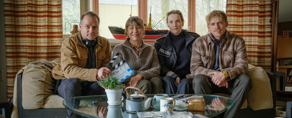 Drehstart für Folge „Nord bei Nordwest: Blindgänger“ mit Hinnerk Schönemann, Gitta Schweighöfer, Jana Klinge und Pit Bukowski (v.l.) – Bild: NDR/Gordon A. Timpen