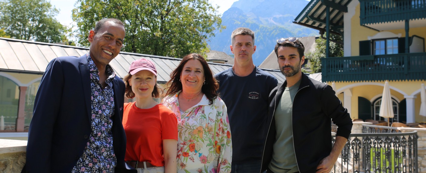 „Watzmann ermittelt“: Drehstart für neue Folgen und einen Spielfilm der ARD-Krimiserie – 90-Minüter „Die Tränen der Madonna“ entsteht derzeit in den Berchtesgadener Alpen – Bild: ARD/​Lucky Bird Pictures