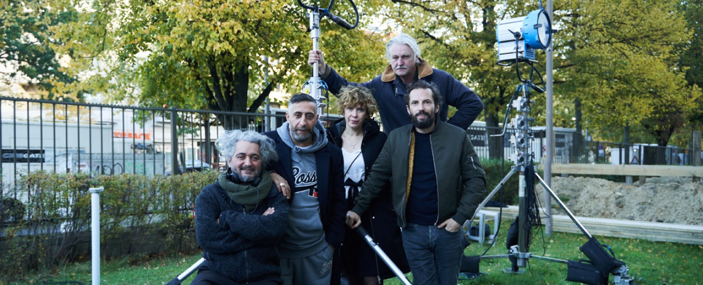 „Greenlight – German Genius“: Starbesetzte Comedyserie mit Kida Khodr Ramadan („4 Blocks“) bestellt – Achtteilige Comedy von Detlev Buck mit Gaststar Ricky Gervais – Bild: Warner TV Comedy/​W&B Television/​Julian Baumann