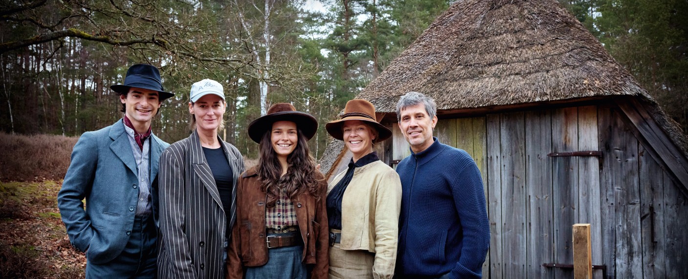 „Schwarzes Gold“: Drehstart für Historienserie mit Tom Wlaschiha („Game of Thrones“) und „Maxton Hall“-Star Harriet Herbig-Matten – ARD verfilmt Ölrausch in der Lüneburger Heide als Mehrteiler – Bild: ARD Mediathek/​Sandra Hoever