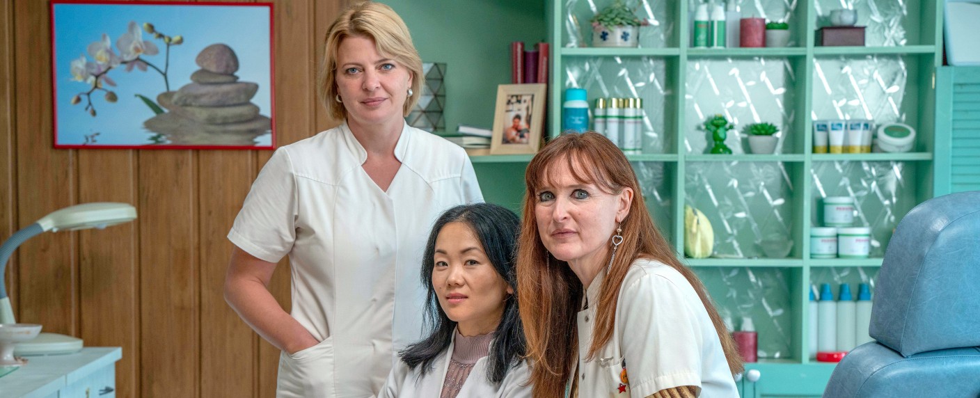 „Marzahn, mon amour“: Bestselleradaption mit Free-TV-Termin im Ersten – Aus Schriftstellerin wird Fußpflegerin in Berliner Kultkiez – Bild: ARD Degeto Film/​UFA Fiction/​Oliver Vaccaro