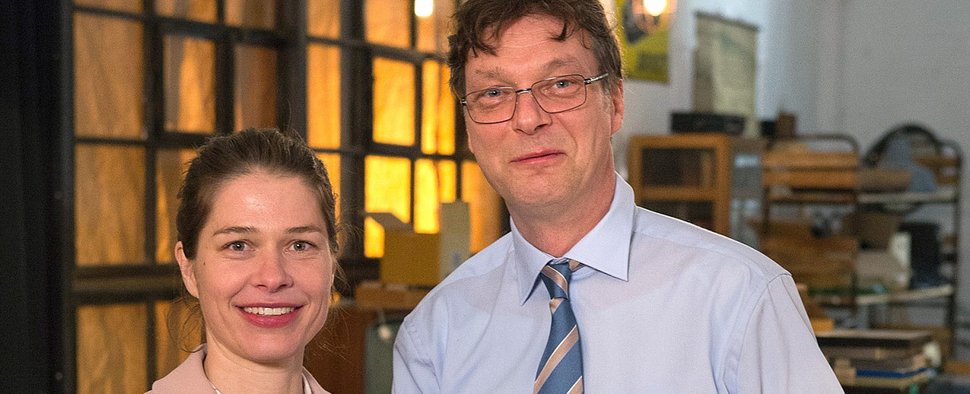 Meike Droste (l.) und Martin Brambach (r.) bei den Dreharbeiten zu „Frau Temme sucht das Glück“ – Bild: ARD/Michael Boehme