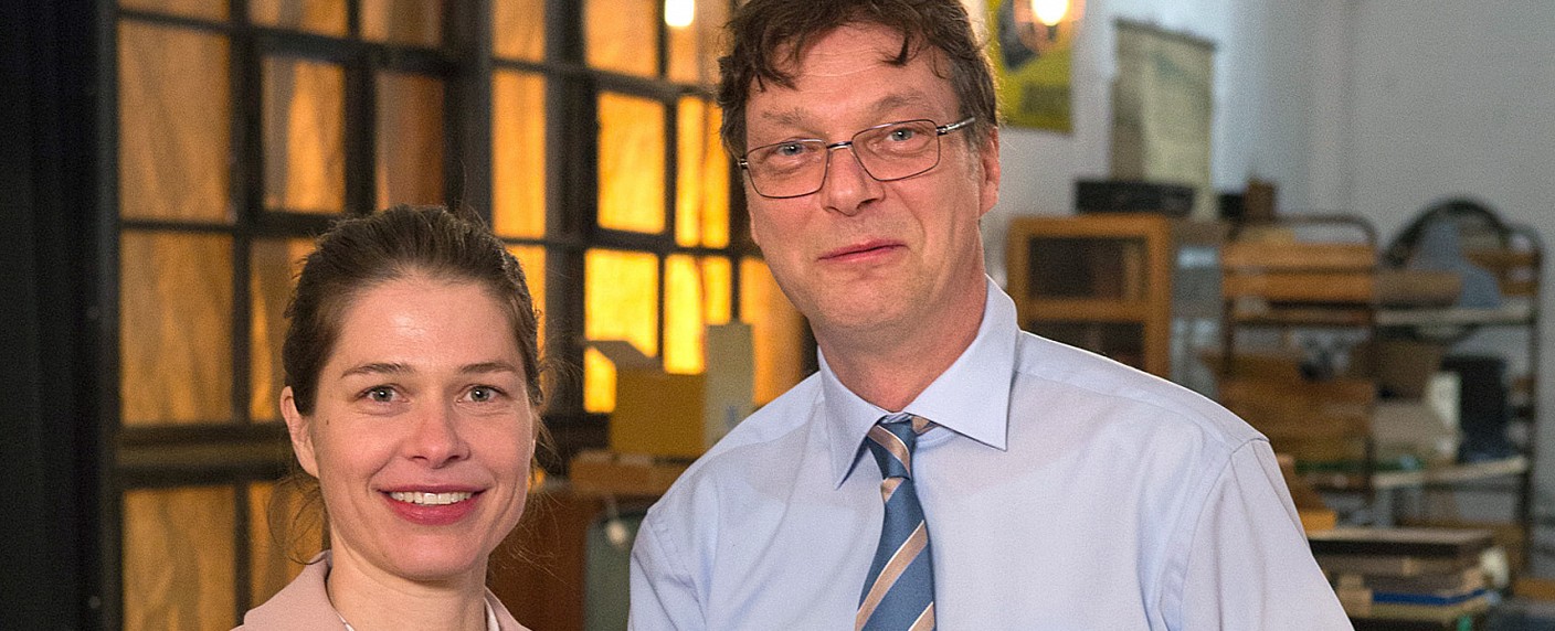 „Frau Temme sucht das Glück“: Neue ARD-Dienstagsserie startet im Januar – Meike Droste versichert auch die Angst vor dem UFO-Crash – Bild: ARD/​Michael Boehme