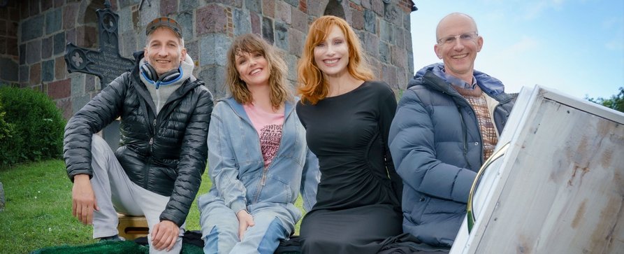 Alwara Höfels, Andrea Sawatzki und Bernhard Schütz sind auf „Reisen mit Muddi“ – Drehstart für neue NDR-Comedy an der Nordseeküste – Bild: NDR/​Boris Laewen