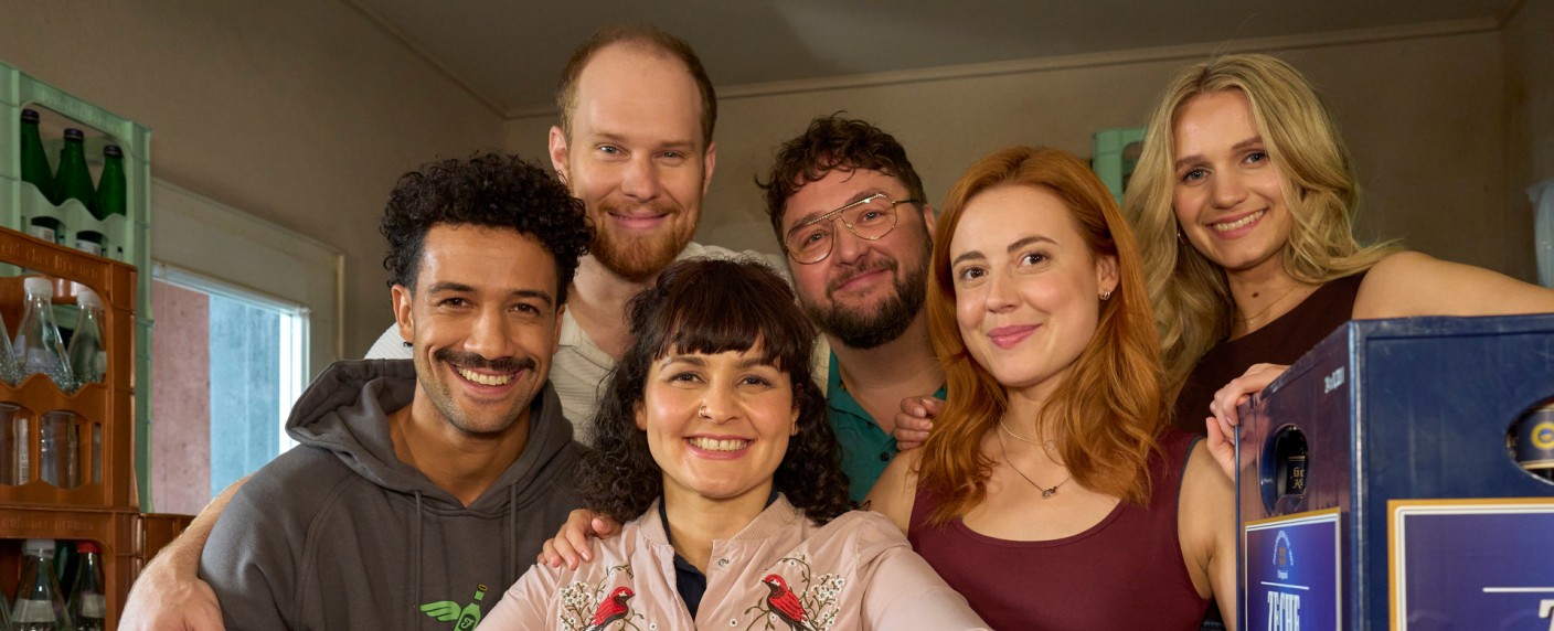 „Ich dich auch!“: Drehstart für vierte Staffel der ZDFneo-Comedy – Frische Folgen mit Meriel Hinsching und Rojan Juan Barani – Bild: ZDF/​Frank Dicks