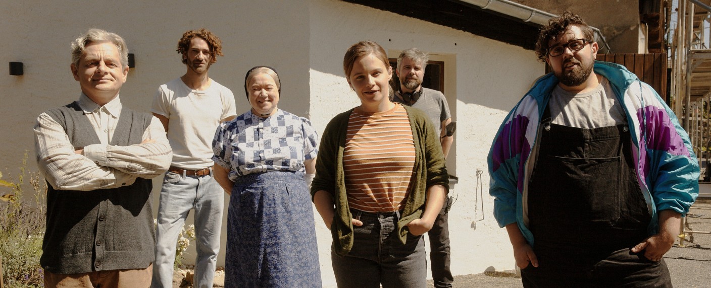 „Straight Outta Crostwitz“: Jasna Fritzi Bauer in neuer MDR-Miniserie – Dramedy exklusiv für die ARD Mediathek geplant – Bild: MDR/​Diane Betties