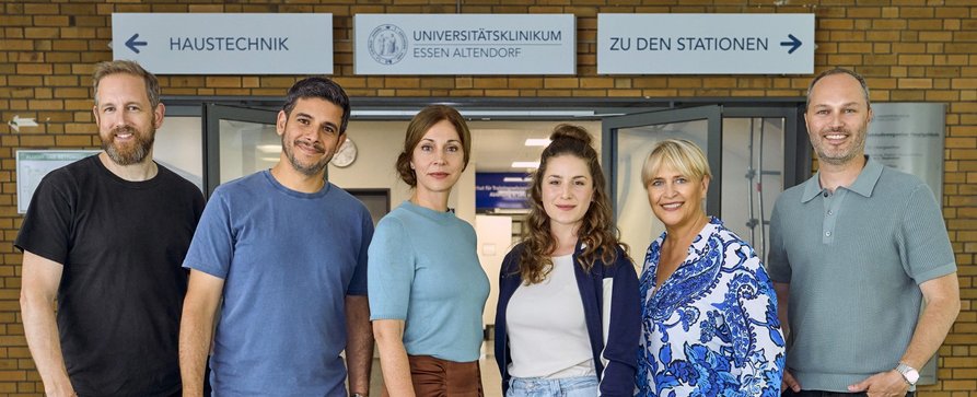 „Therapie & Praxis“: Essener Klinik im Mittelpunkt neuer ARD-Filmreihe – Das Erste dreht neue Krankenhausserie mit Ulrike C. Tscharre und Lou Strenger – Bild: WDR/​Bantry Bay Productions/​Frank Dicks