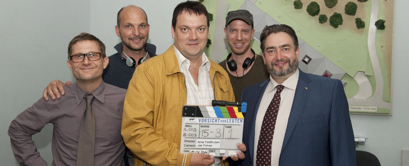 „Stromberg“-Team dreht Fernsehfilm-Satire – „Vorsicht vor Leuten“ mit Charly Hübner – Bild: WDR/​Kohr
