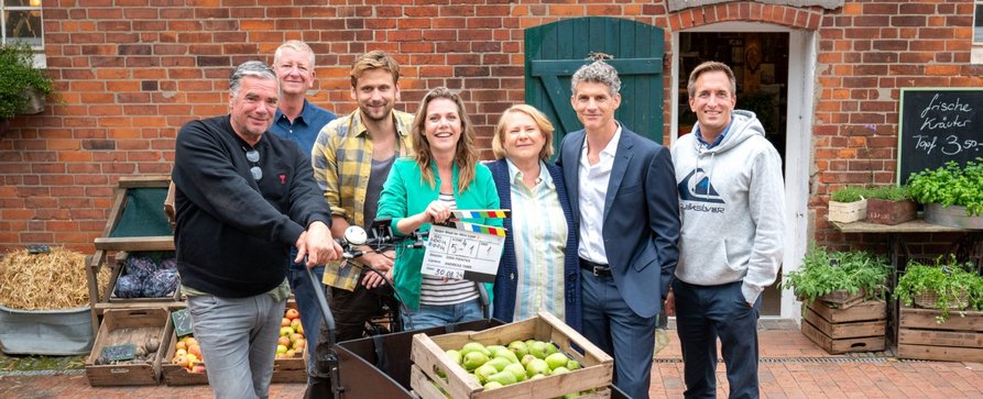 [UPDATE] „Neuer Wind im Alten Land“: Neue ZDF-Reihe mit Felicitas Woll wird fortgesetzt – Zwei weitere Folgen entstehen derzeit im Alten Land bei Hamburg – Bild: Real Film/​ZDF