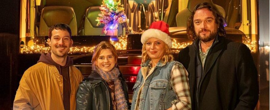 „Wieder Alle Jahre wieder“: Erfolgreiche ARD-Weihnachtskomödie erhält Fortsetzung – Diesmal mit Jördis Triebel und Ronald Zehrfeld in den Hauptrollen – Bild: ARD Degeto Film/​UFA Fiction/​Susanne Bernhard