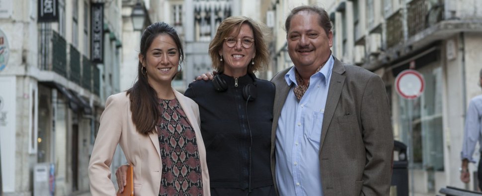 Drehstart in Lissabon: Jürgen Tarrach (r.), Vidina Popov (l.) und Regisseurin Sybille Tafel (m.) – Bild: ARD Degeto/Armanda Claro