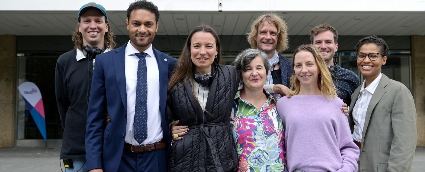 „A Better Place“: ARD-Serie testet Gesellschaft ohne Gefängnis – Internationale Koproduktion mit Maria Hofstätter und Steven Sowah – Bild: ARD/​Komplizen Serien/​Bernd Spauke