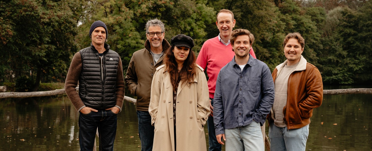 „Jossi“: Jannik Schümann und Nilam Farooq in neuer Culture-Clash-Comedy – Drehstart zur neuen Serie von SWR und arte – Bild: SWR/​Odeon Fiction/​Zuzana Panska