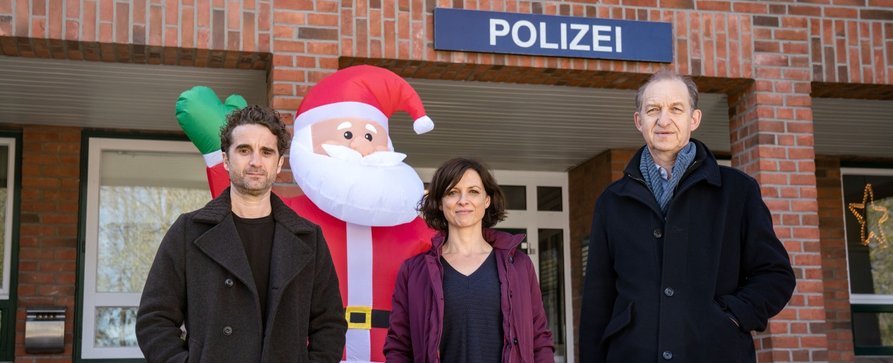 „Nord Nord Mord“: Weihnachtsfolge wird auf Sylt gedreht – Drehstart mit Peter Heinrich Brix und Oliver Wnuk – Bild: ZDF/​Georges Pauly