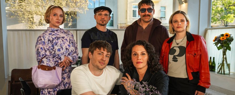 „Zwei vernünftige Erwachsene, die sich mal nackt gesehen haben“ machen neue, aktuelle gedrehte ZDF-Comedy unsicher – Sechsteiler um eine Frau Anfang 50 mit turbulentem Leben nach Roman der „Keinohrhasen“-Autorin – Bild: ZDF/​Julia Terjung