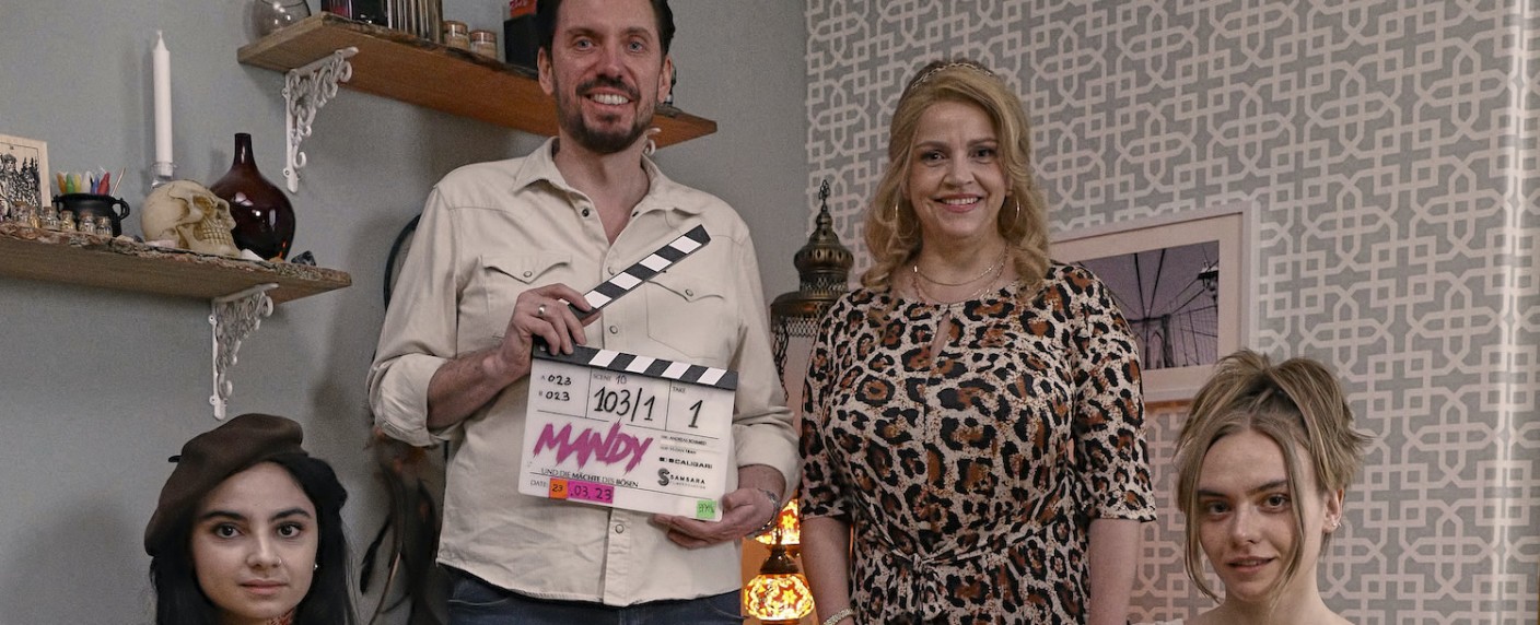 „Mandy und die Mächte des Bösen“: Amazon dreht deutsche Horror-Comedy – Mit Rebecca Immanuel („Edel & Starck“) und Newcomerin Eli Riccardi – Bild: Amazon