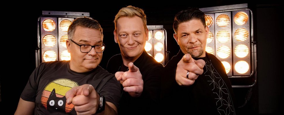 Erfolgreich gestartet: „Drei gegen Einen – Die Show der Champions“ mit Elton, Jens „Knossi“ Knossalla und Tim Mälzer (v. l.) – Bild: RTL/Steffen Z Wolff