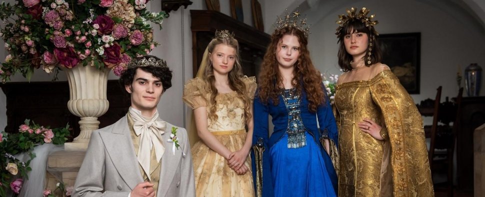 „Drei Prinzessinnen“: (v. l.) Josef Trojan (Prinz Felix), Josefína Marková (Prinzessin Sofie), Sára Černochová (Prinzessin Flóra) und Dorota Šlajerová (Prinzessin Leona) – Bild: KiKA/Česká Televize/Slovenská televízia a rozhlas/Jaroslav Fikota