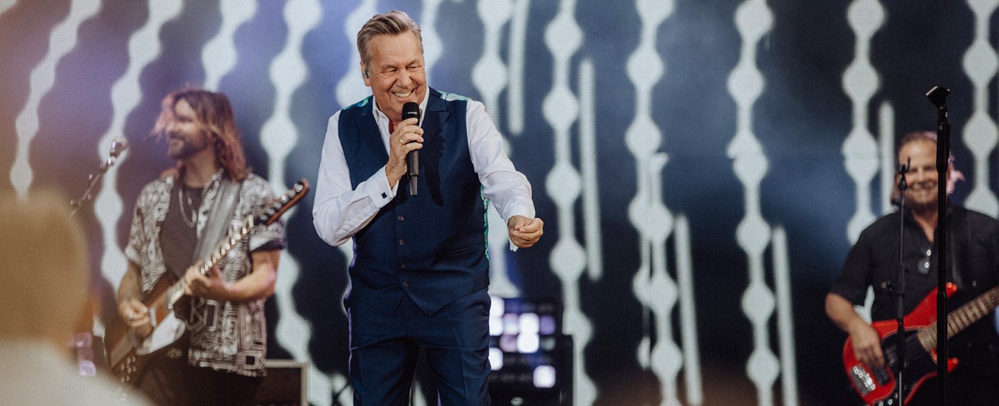 „Kaisermania 2024“: An diesem Tag überträgt der MDR das Konzert aus Dresden – Roland Kaiser auf Tour mit „50 Jahre – 50 Hits“ – Bild: MDR/​Semmel Concerts/​Frank Embacher