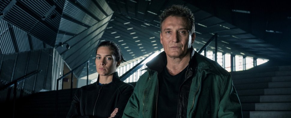 „Droneland“ mit Oliver Masucci (r.) und Nina Bittmann (l.) – Bild: ZDF/Iris Productions/ Syrreal Cats/ Topkapi Series/ Enter Film/ Krzysztof Wiktor.